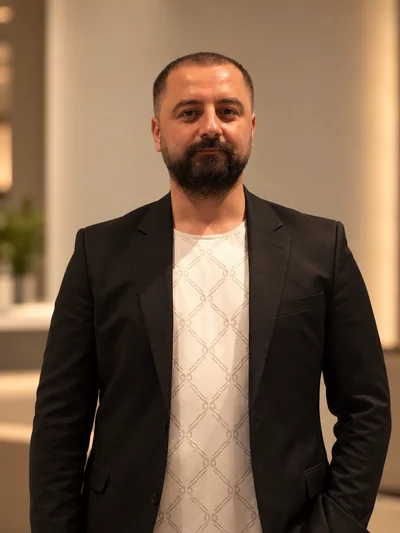 Saç sanatçısı Can Baştemur'un üst beden portresi