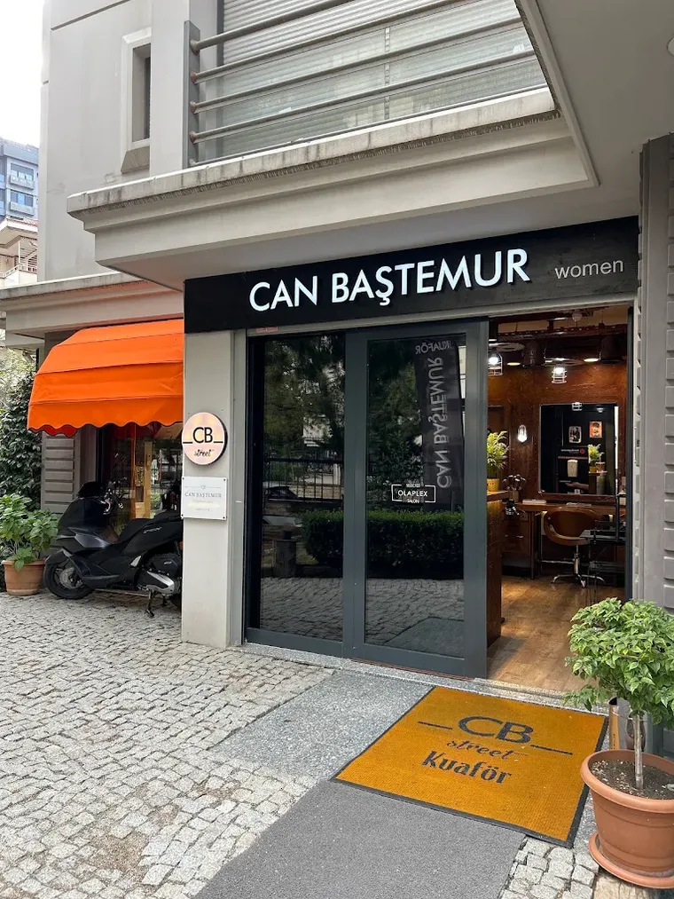 Can Baştemur kuaför salonunun Suadiye'deki girişi
